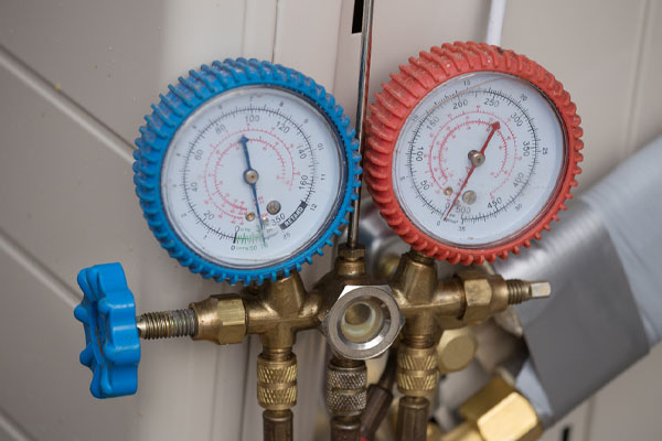 image of manometer measuring air conditioner refrigerant pressure